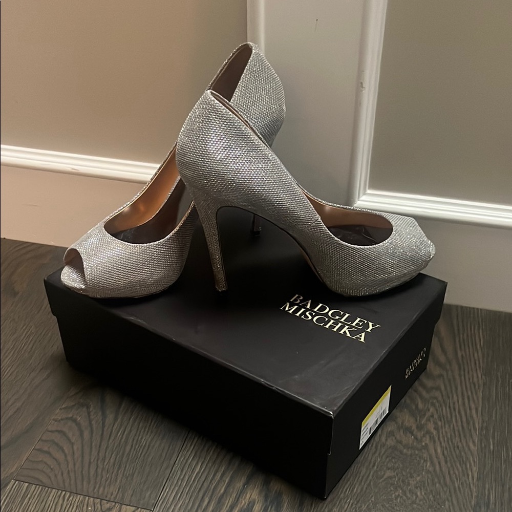 Badgley Mischka Women's Silver Peep-Toe Heels - DRAMA